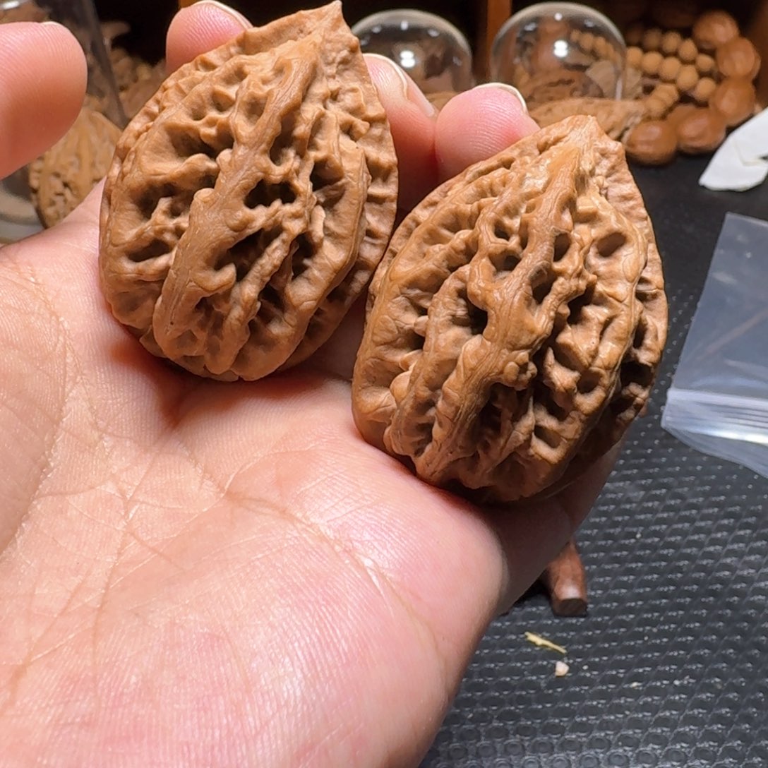 文玩核桃把件红珊瑚