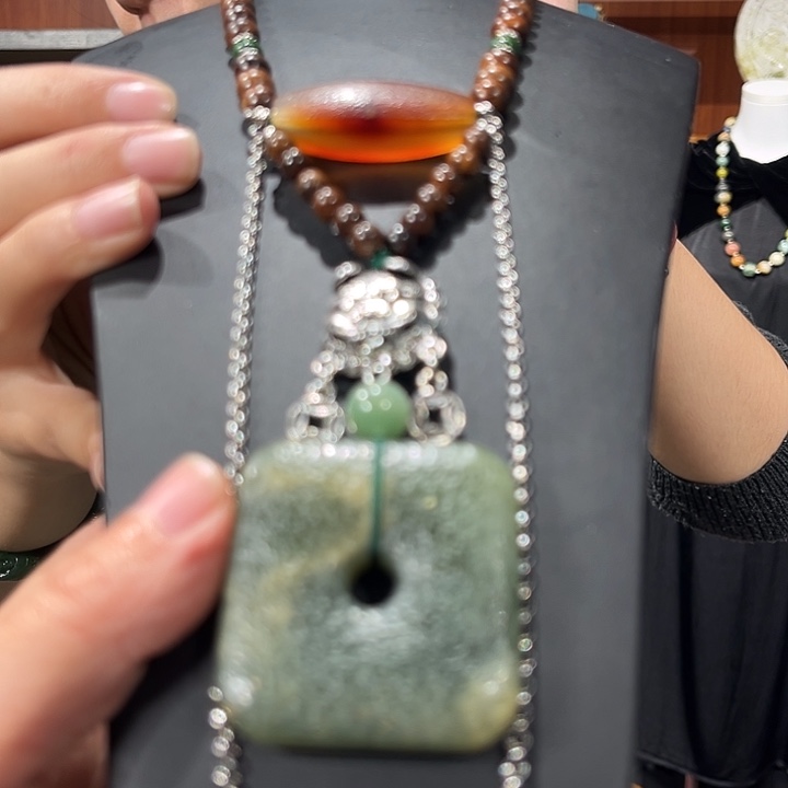 吊坠(赠链)未镶嵌和田玉（碧玉）