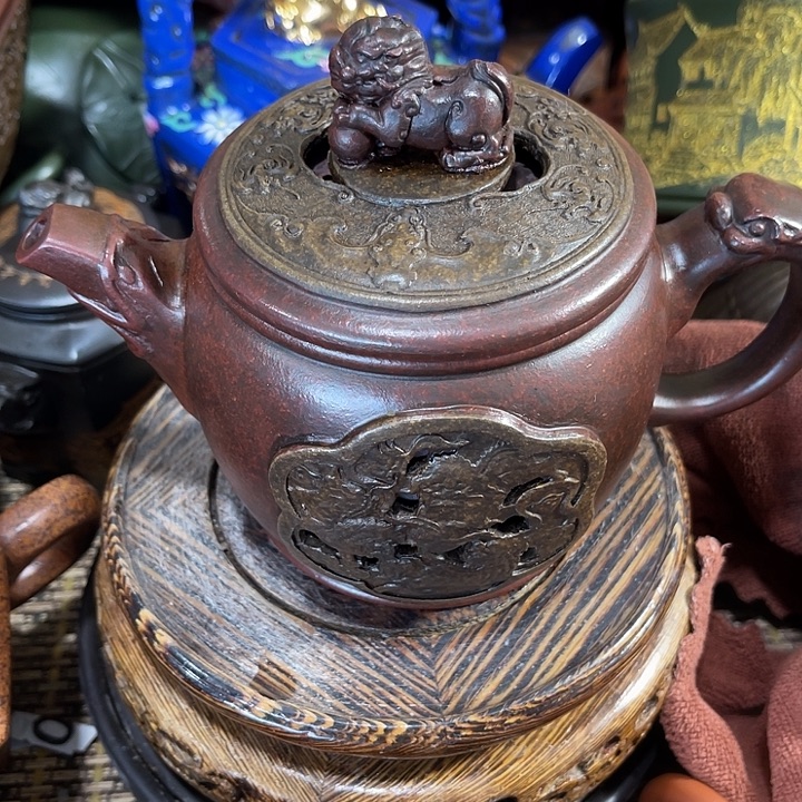 小***斯茶壶紫砂原矿泥料手工制作的一把紫砂壶。