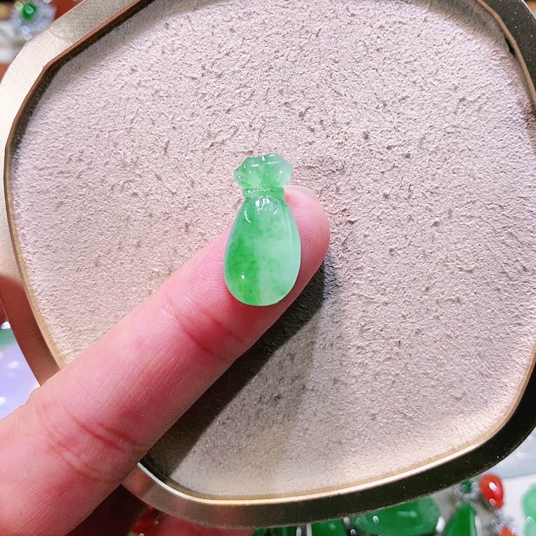 【闪购商品】翡翠挂件未镶嵌裸石