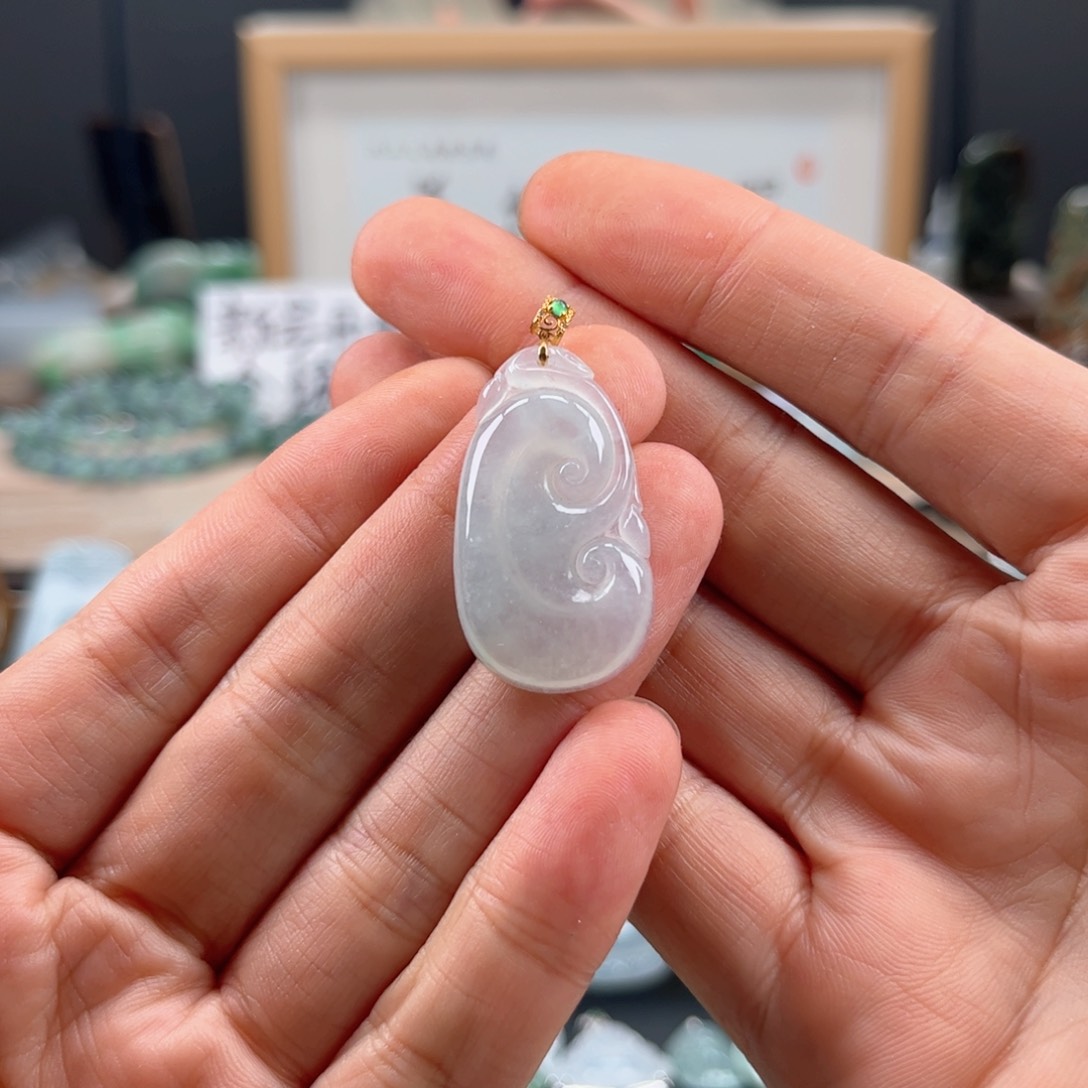 翡翠颈饰18K金镶嵌如意