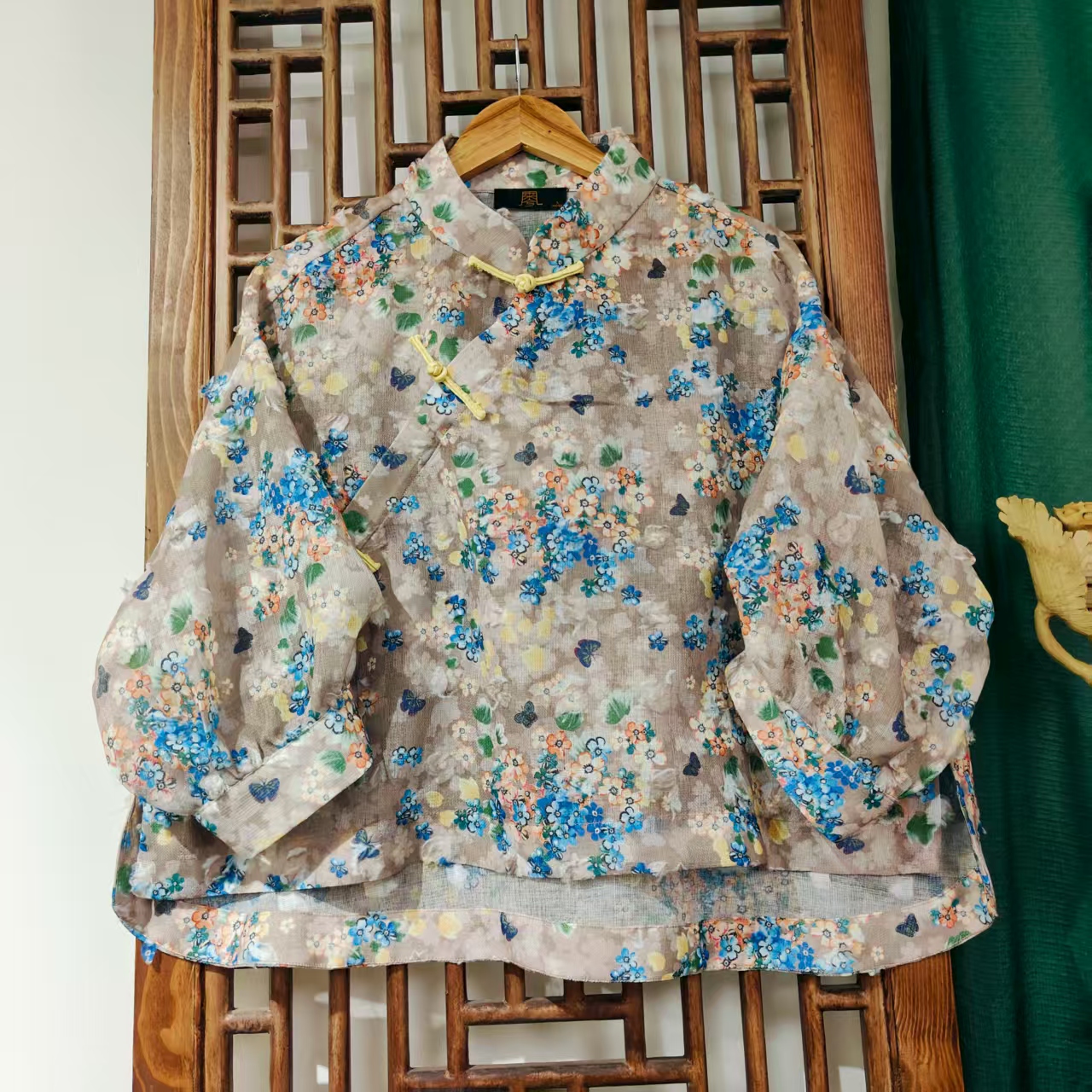 （LS488-12） 凤徕兮私人定制浅灰底蓝花暗纹捏褶斜襟盘扣短上衣  