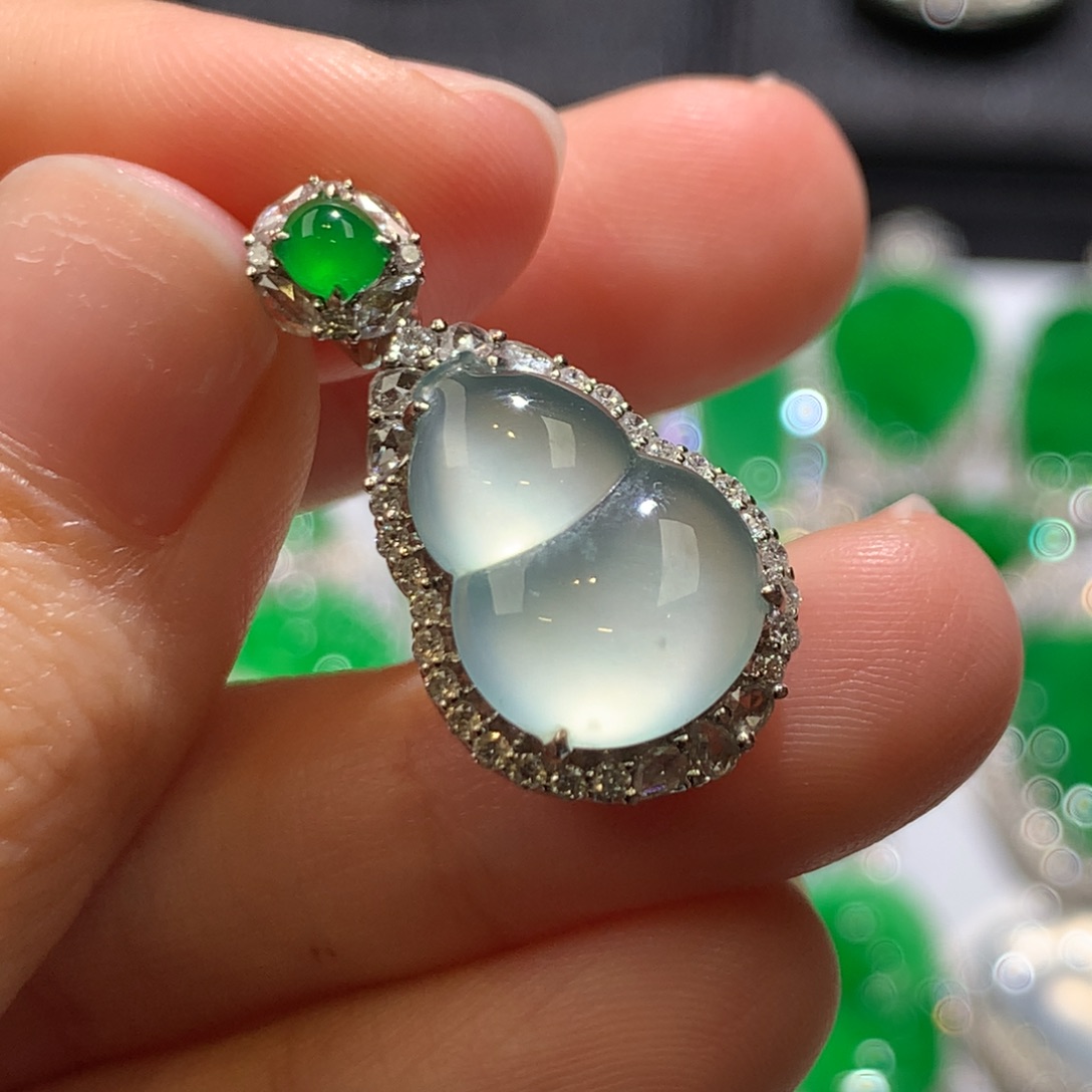 翡翠颈饰18K金镶嵌吊坠