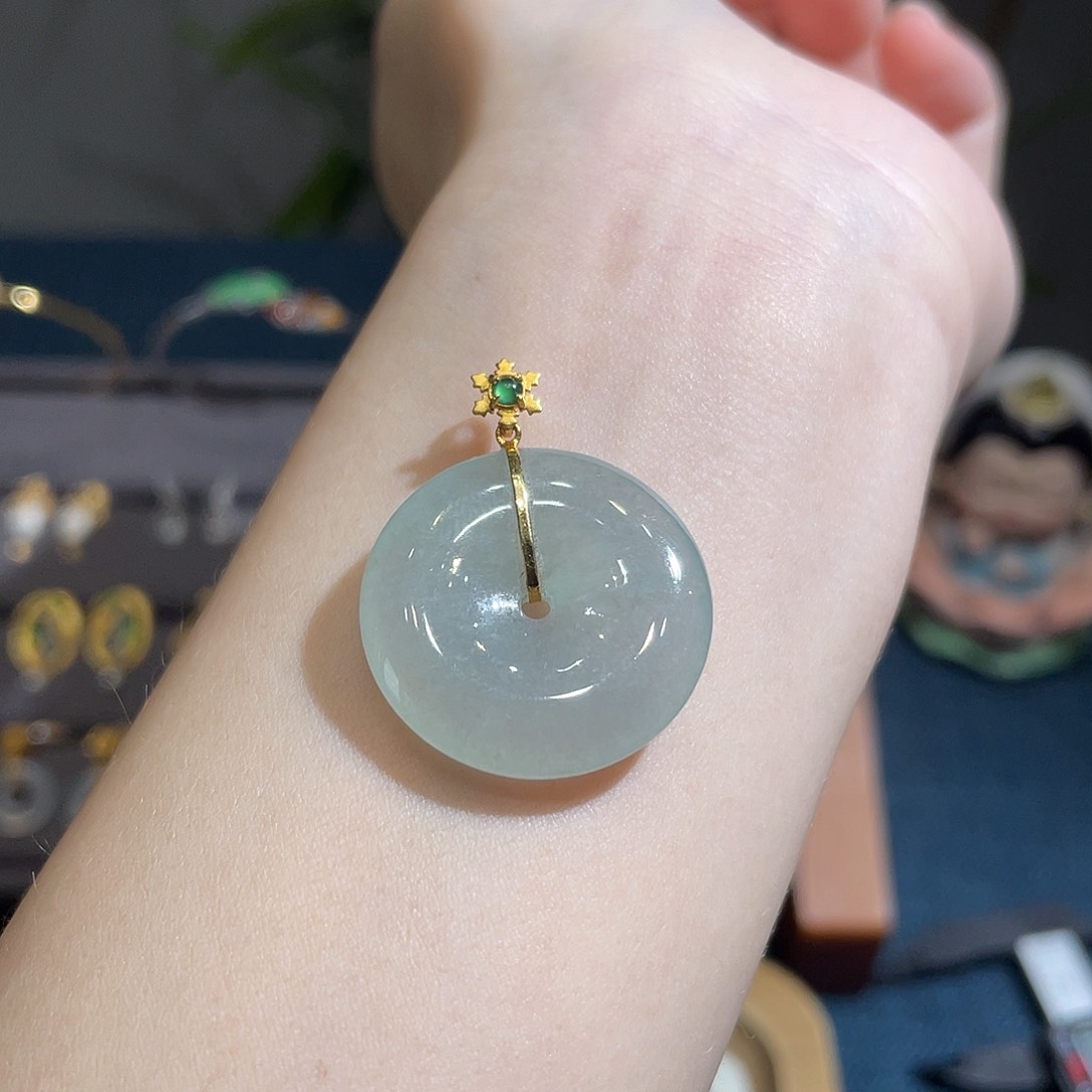 翡翠18K金镶嵌颈饰平安扣