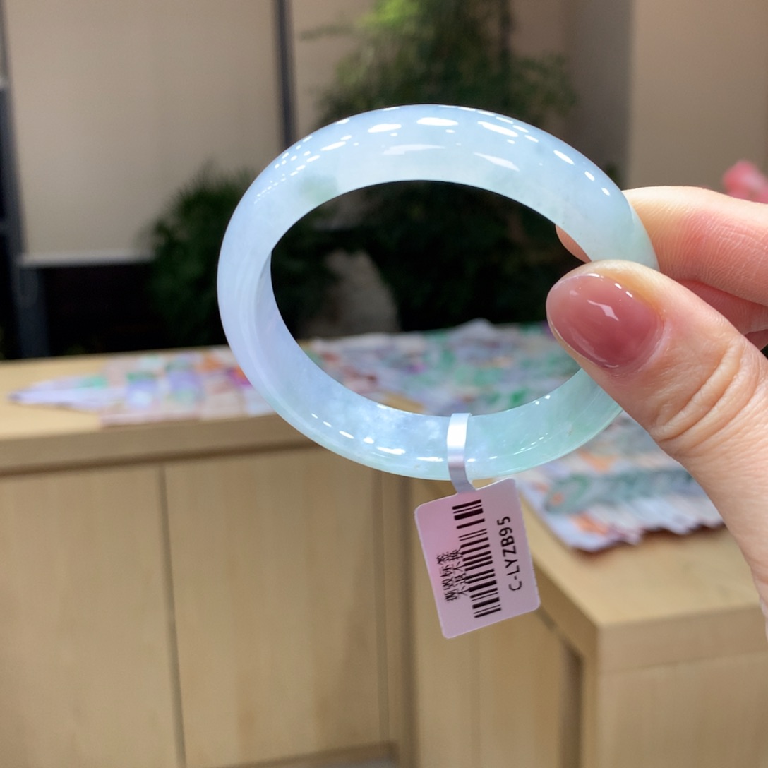 翡翠手镯未镶嵌不退不换