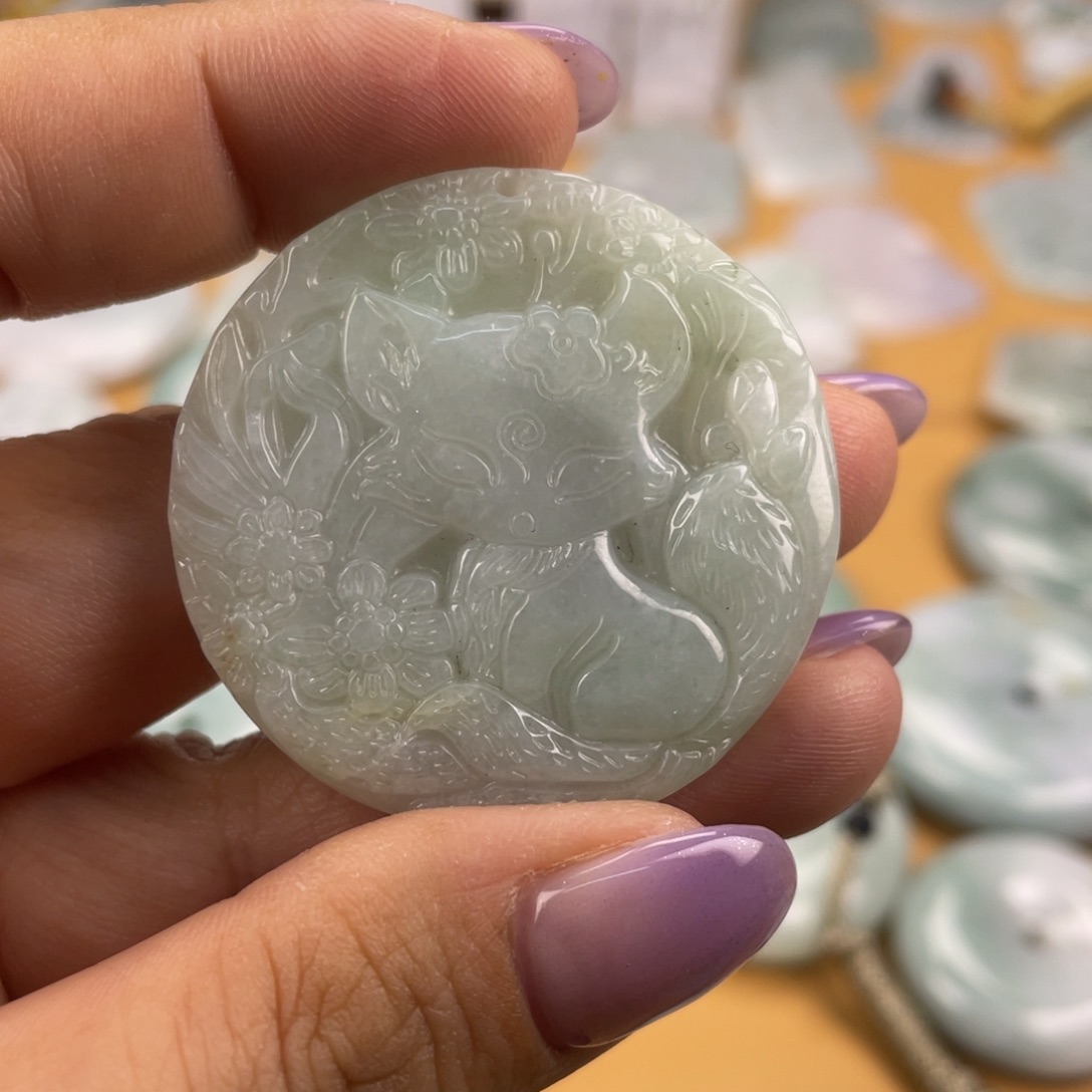 翡翠未镶嵌颈饰狐狸