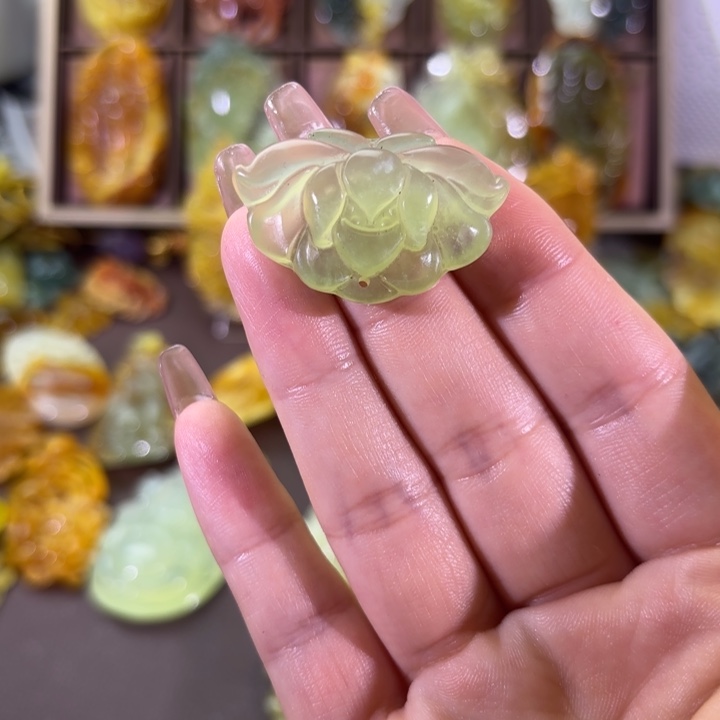 未镶嵌蛇纹石玉颈饰鱼*