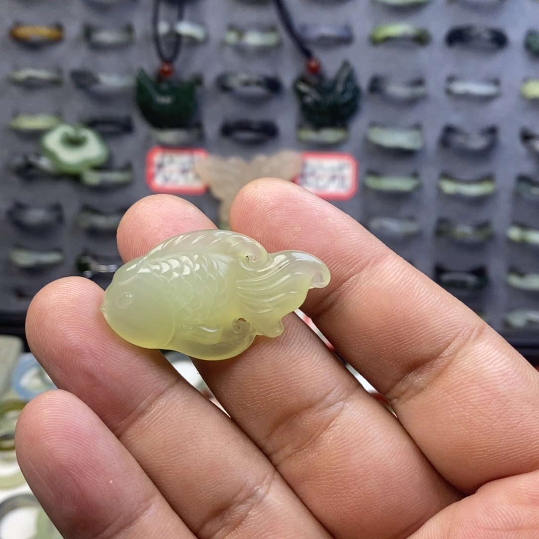 蛇纹石玉戒指未镶嵌有裂