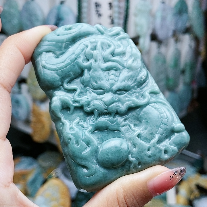 颈饰足铂镶嵌翡翠翡翠