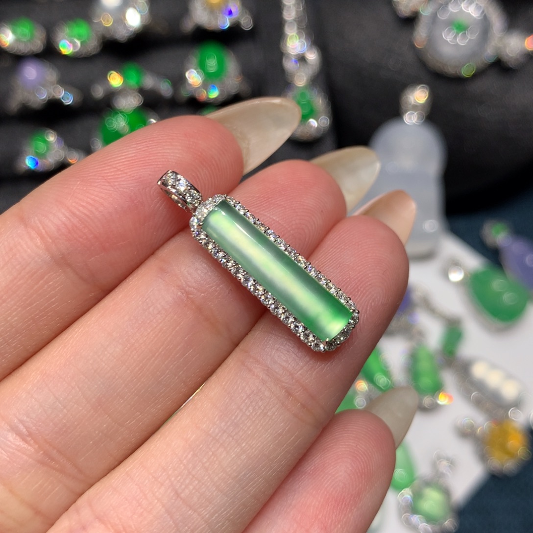 翡翠18K金镶嵌吊坠(赠链)炸光灯管