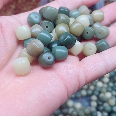 白玉菩提吊坠10、9青提渐变直切200颗