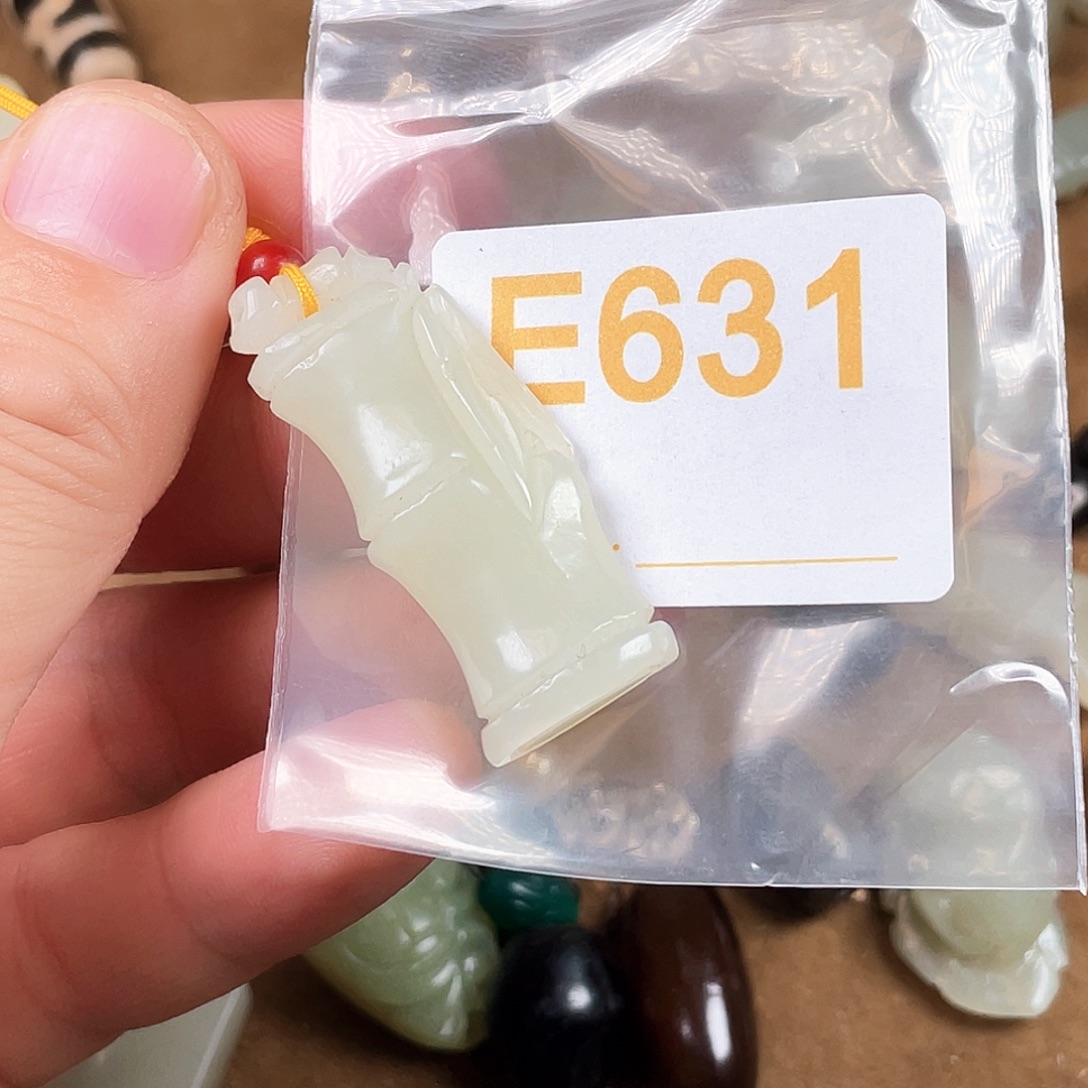 春***年和田玉未镶嵌颈饰