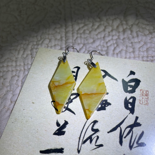 天然岫玉花玉红边线棱形s925银耳钩