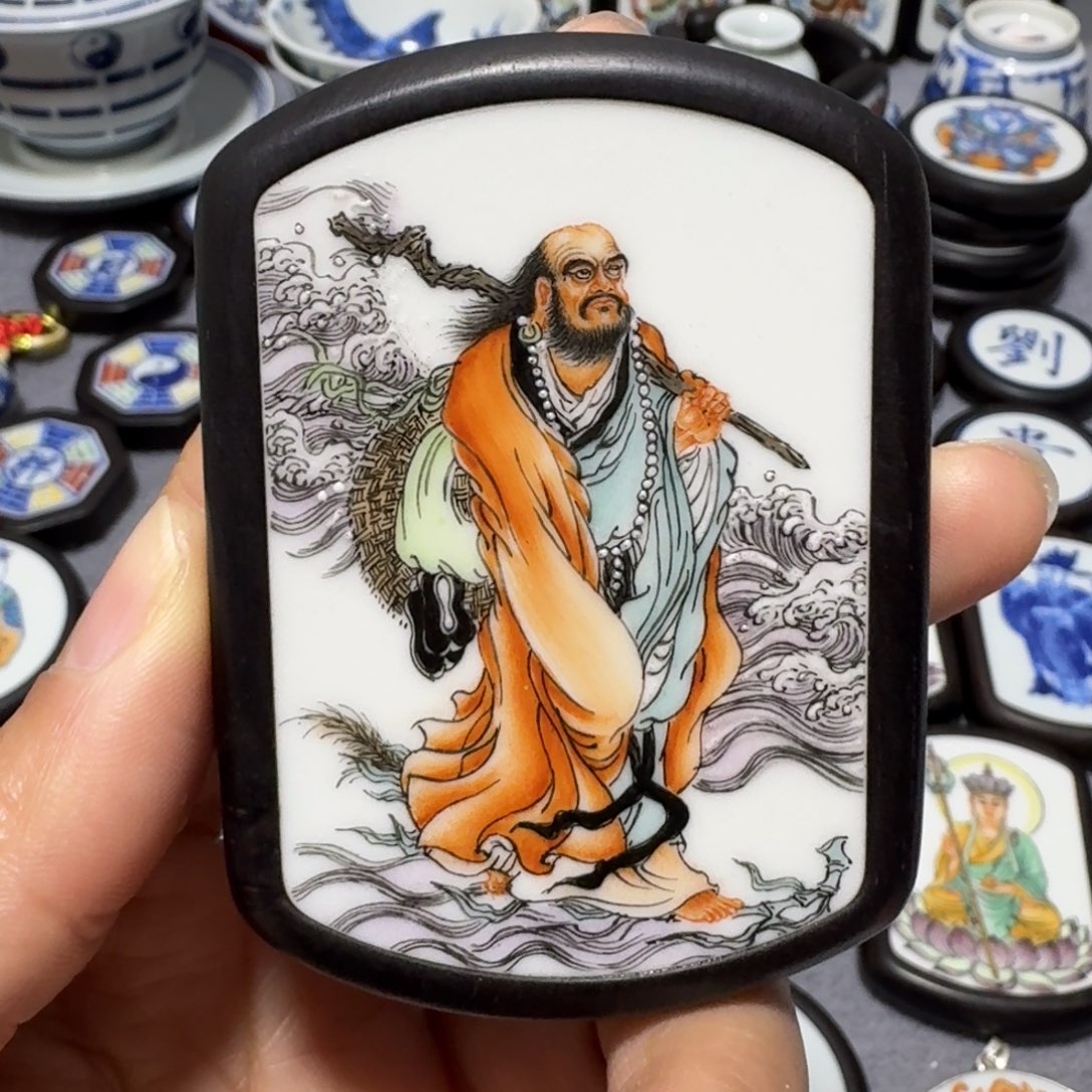 瓷片白*淀达摩挂件一个