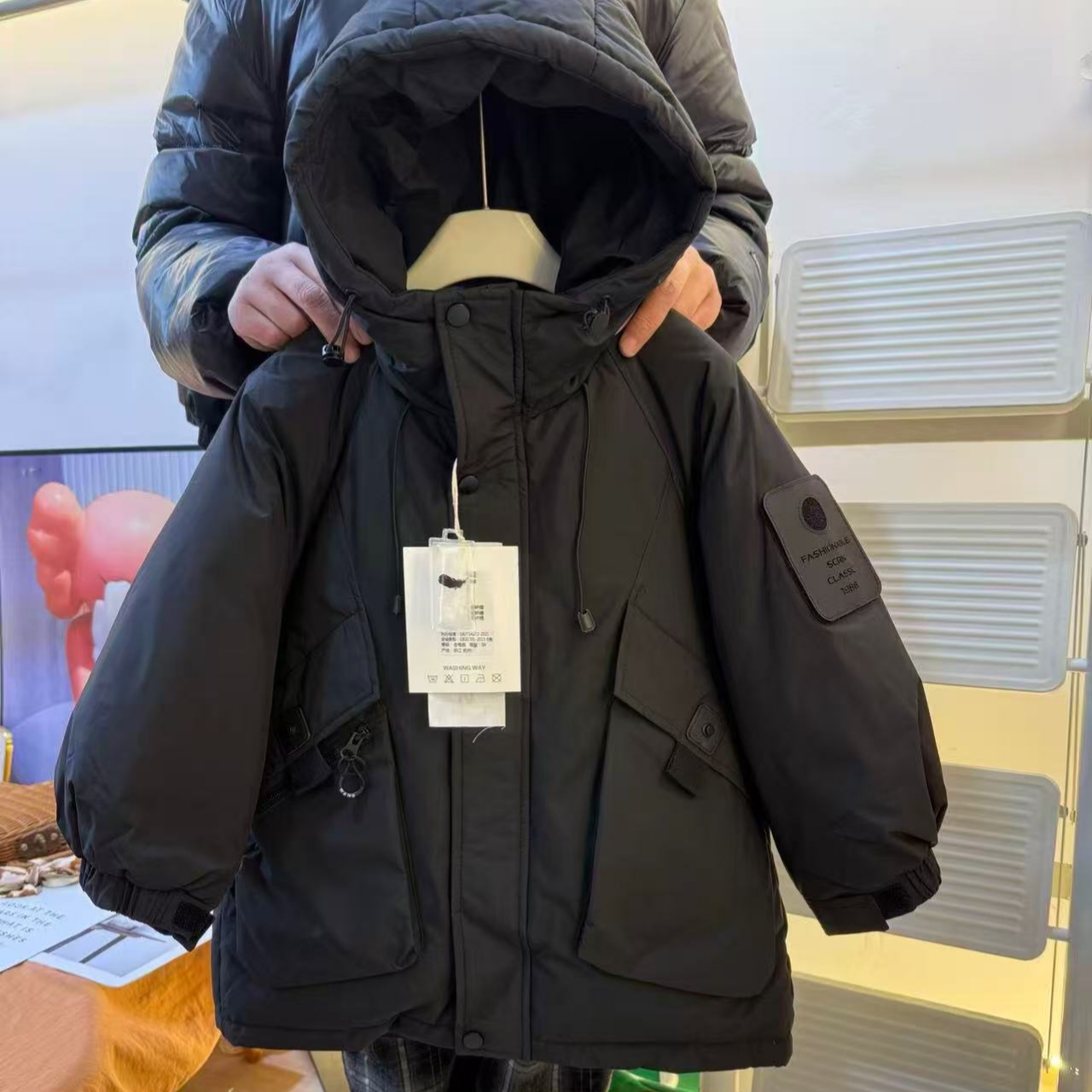 儿童冬季黑色大口袋连帽羽绒服A9