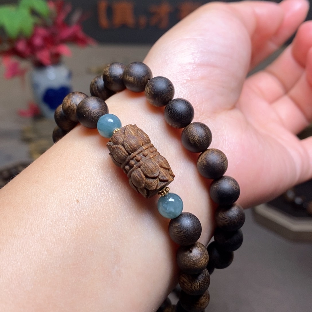 沉香手串越南星空富森红土0.8➕白棋莲花沉香木雕