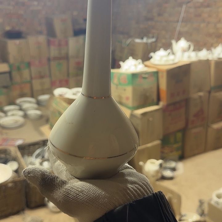 库存微瑕春雷花瓶一个