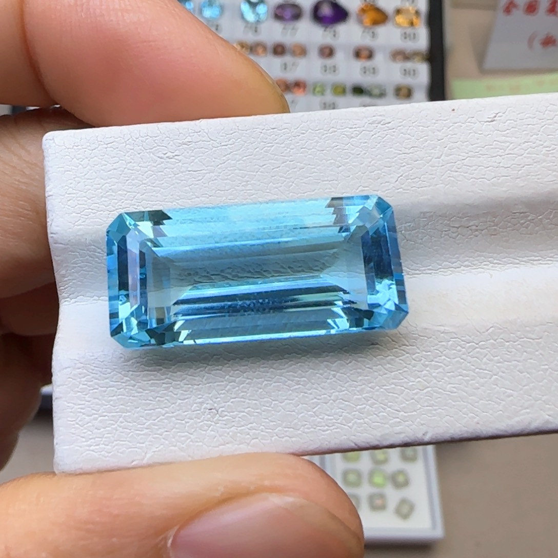 未镶嵌托帕石珠宝奇石23.8克拉