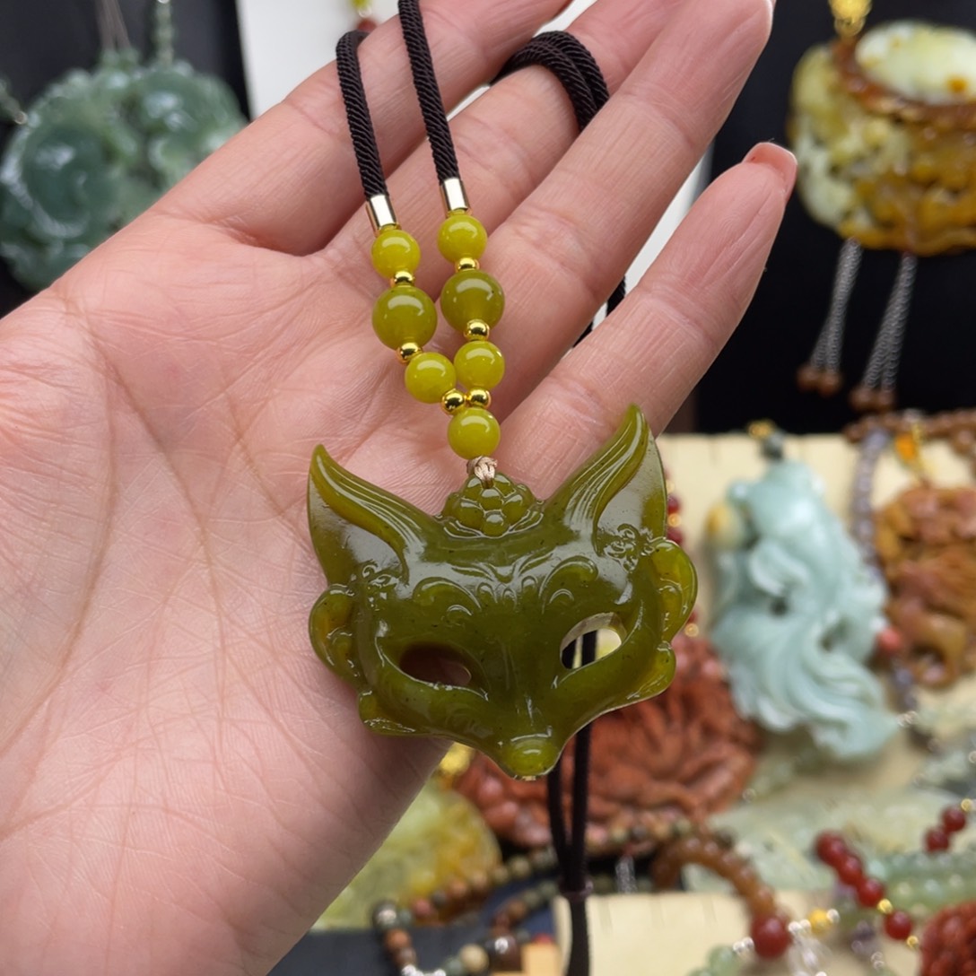 未镶嵌蛇纹石玉颈饰