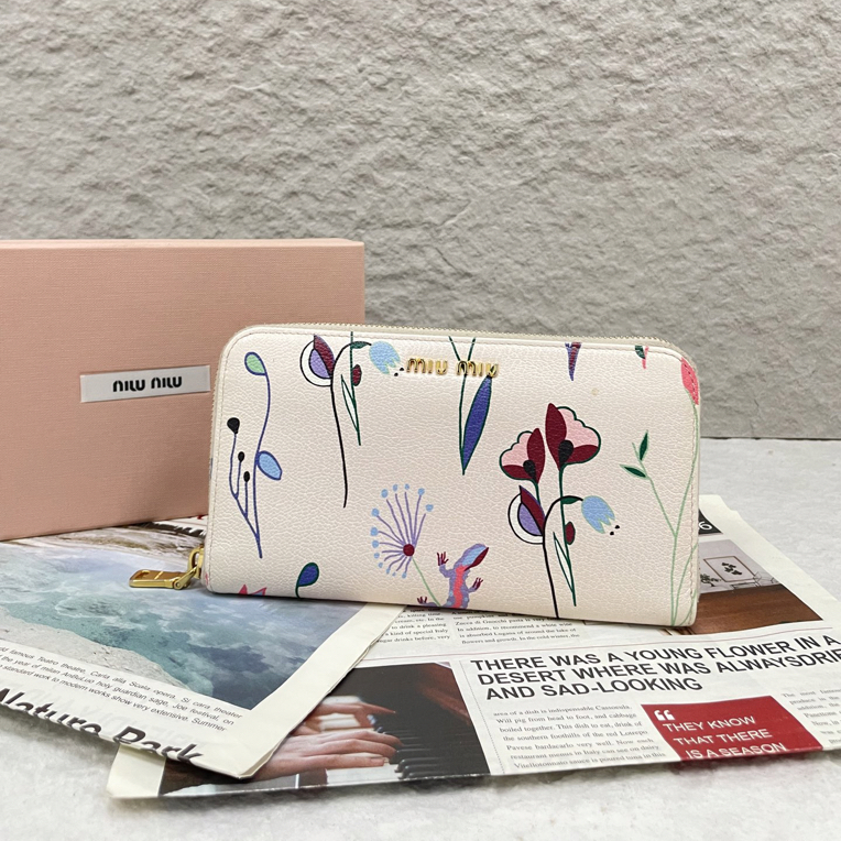 95新 MIU MIU/缪缪 花卉钱包白色牛皮/ss3842