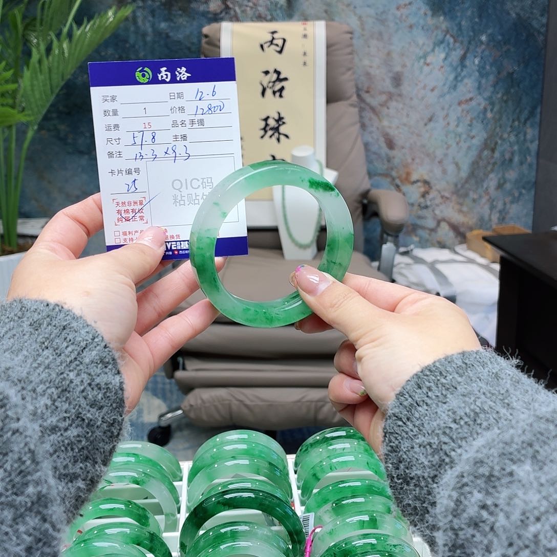 未镶嵌石英质玉手镯L**k