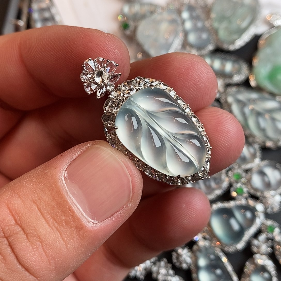 翡翠18K金镶嵌颈饰叶子