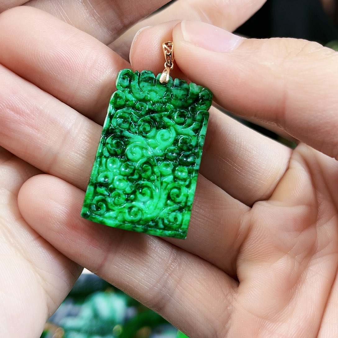 翡翠颈饰18K金镶嵌吊坠多样性