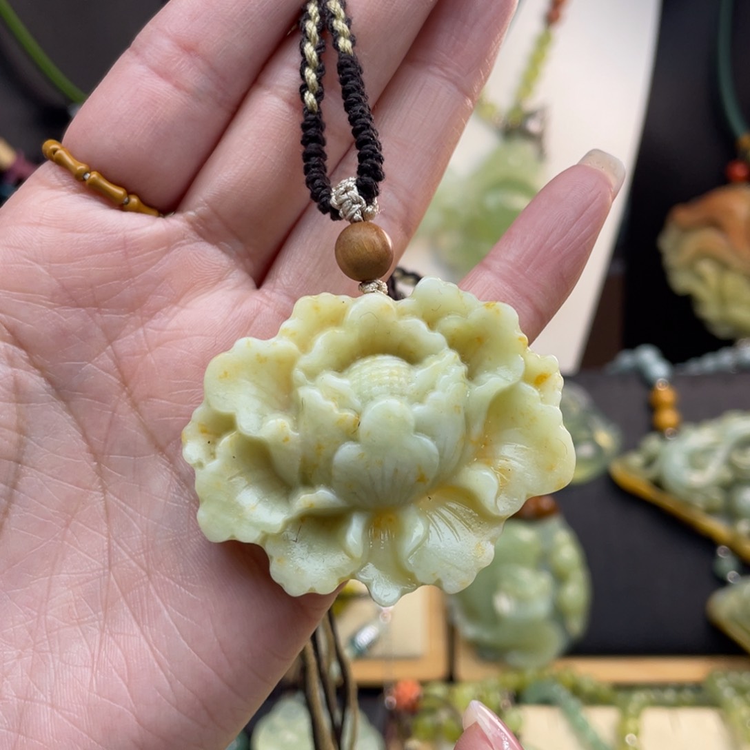 蛇纹石玉未镶嵌颈饰