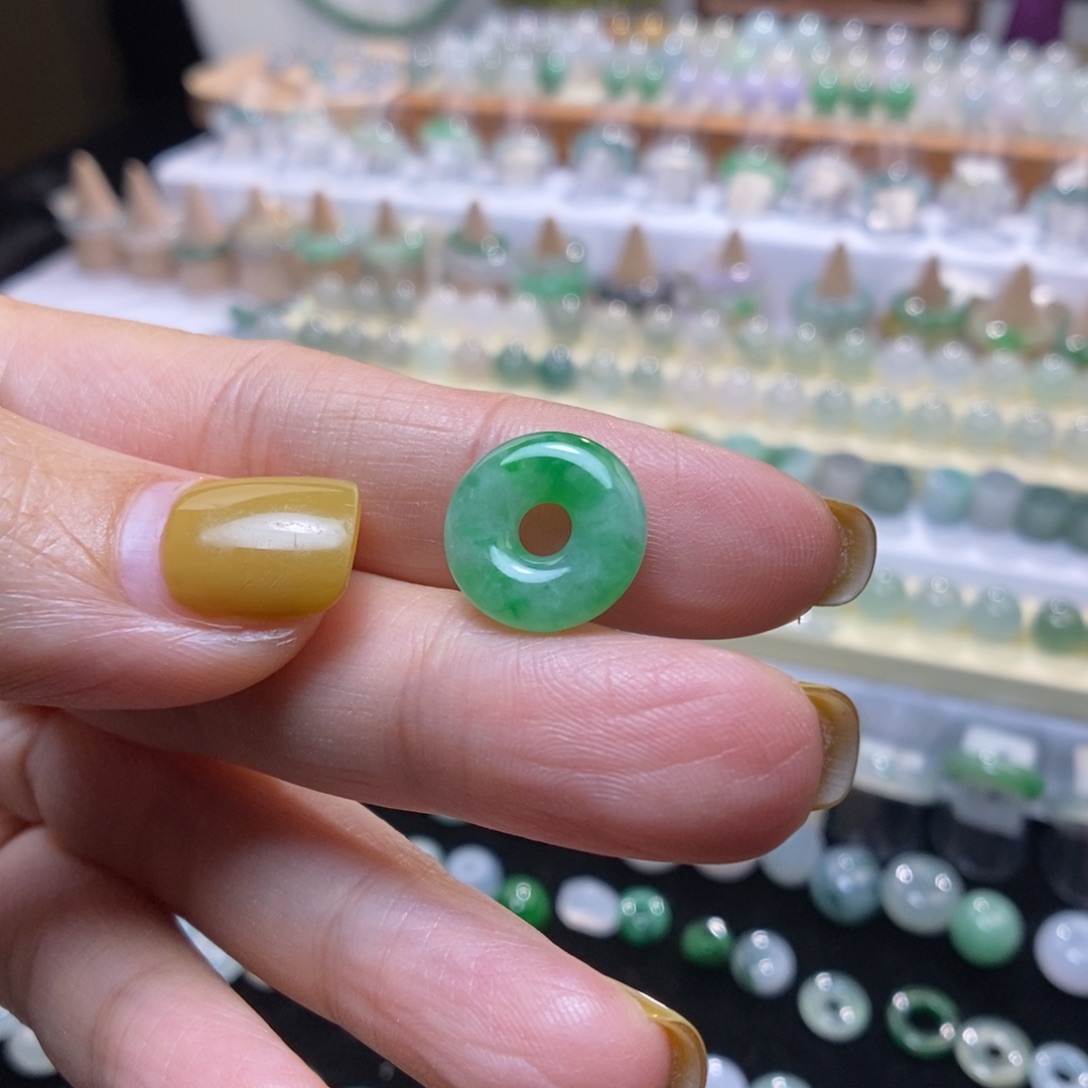 翡翠未镶嵌颈饰飘绿不退换