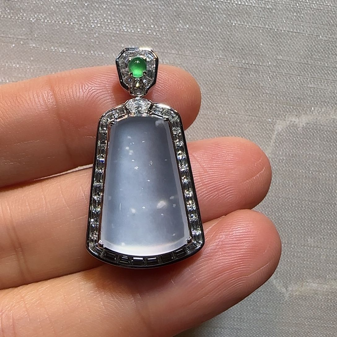 翡翠18K金镶嵌颈饰无事牌