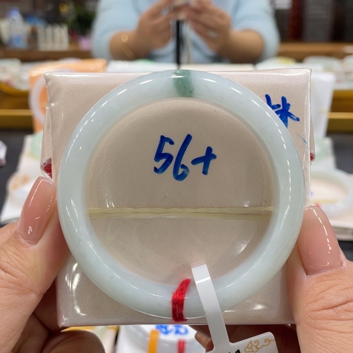 翡翠手镯未镶嵌翡翠