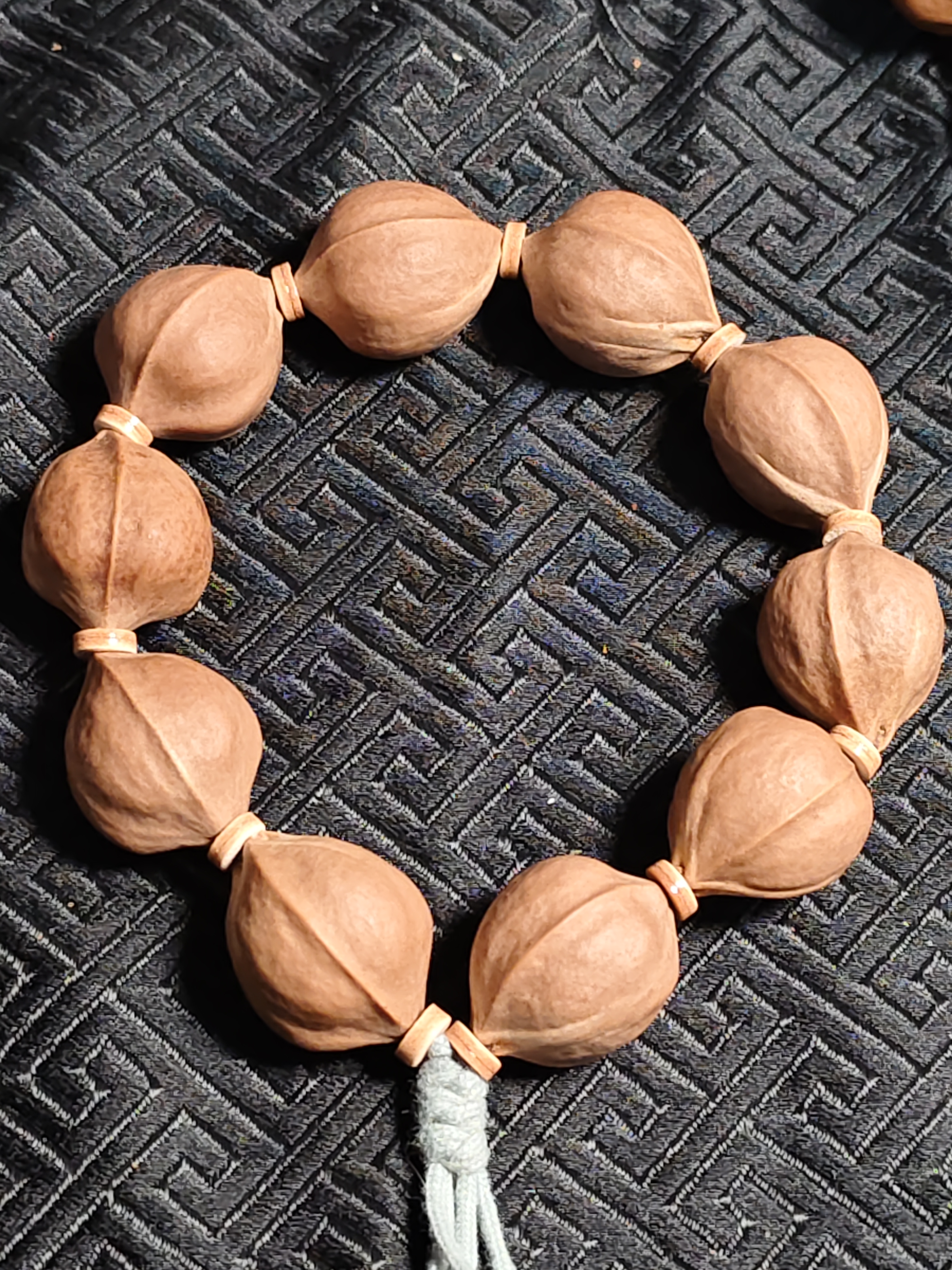 1823梅林铁三花橄榄素核手串