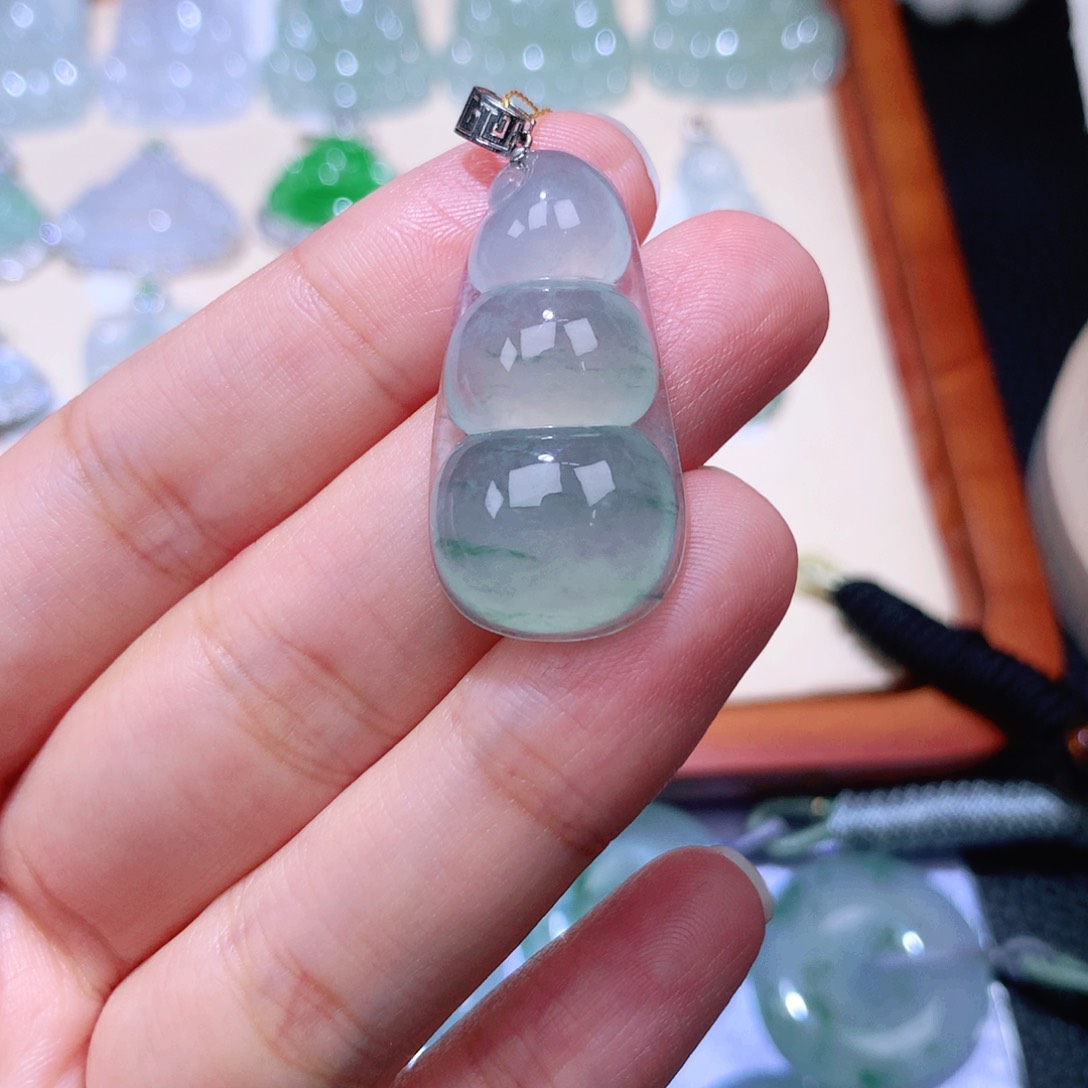 颈饰18K金镶嵌翡翠福豆