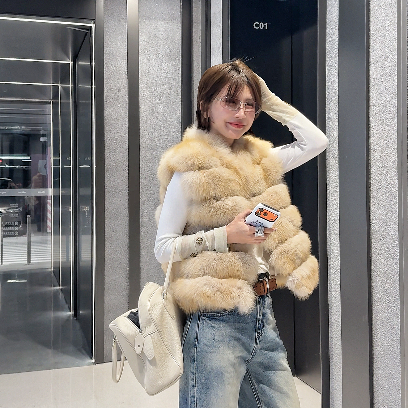 Lucky Unique湖泊流光‘100狐狸毛整皮横排立领皮草马甲 SWP15507