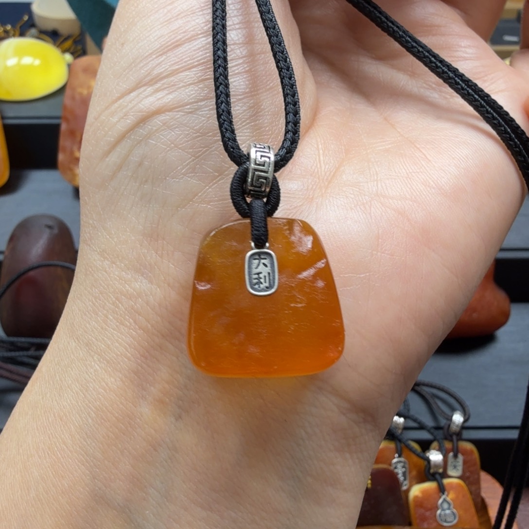 琥珀吊坠(赠链)未镶嵌