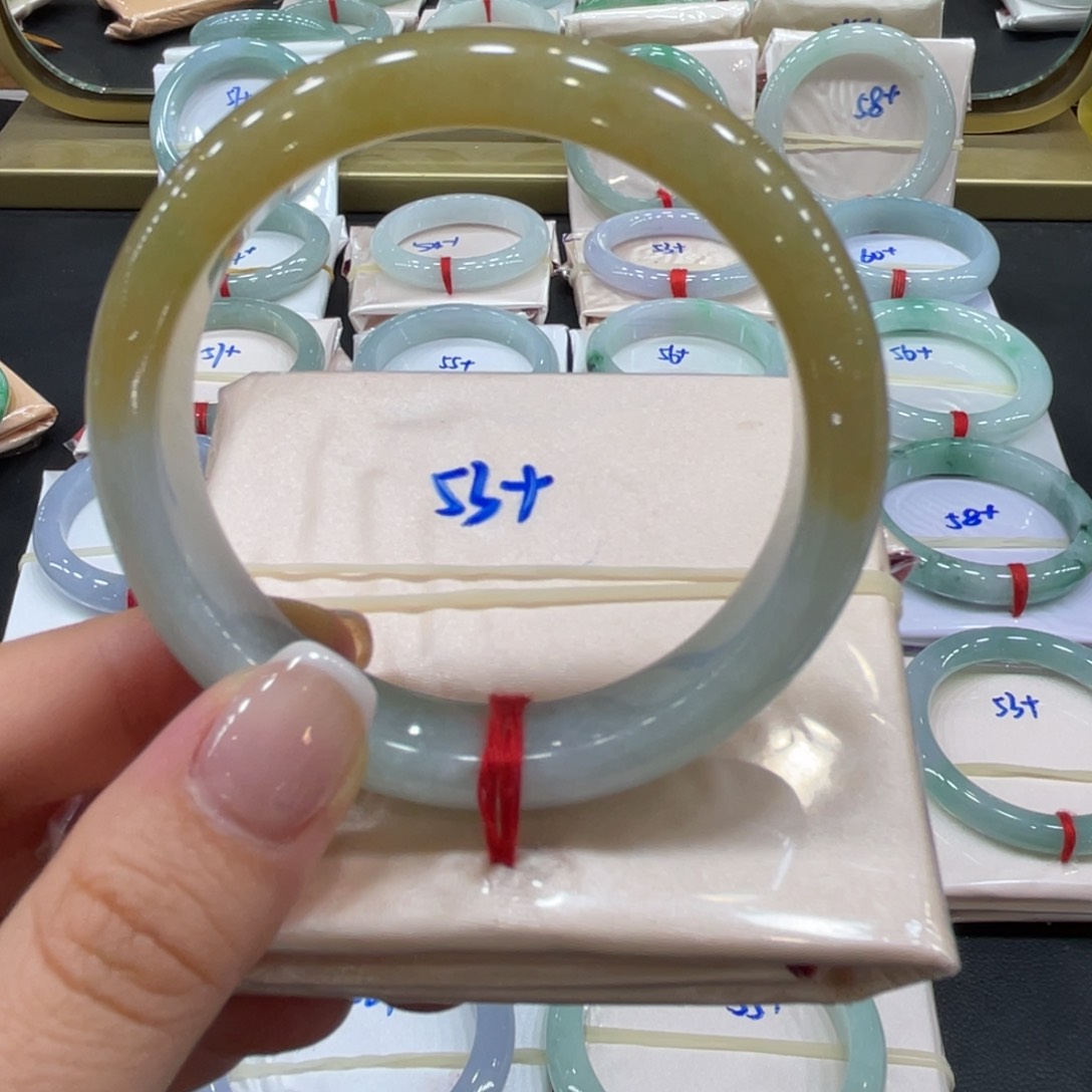 翡翠手镯未镶嵌翡翠