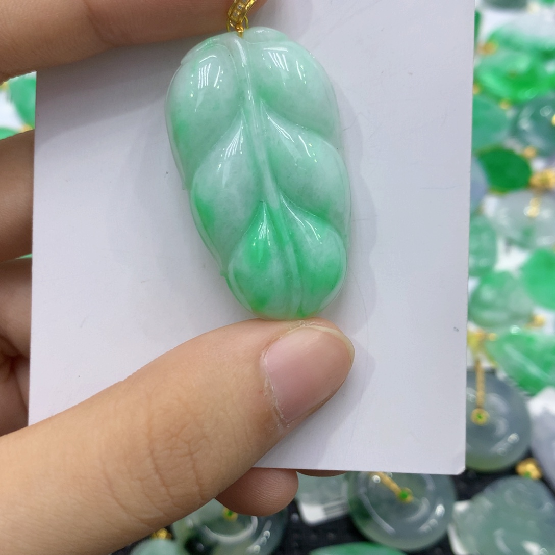 颈饰18K金镶嵌翡翠