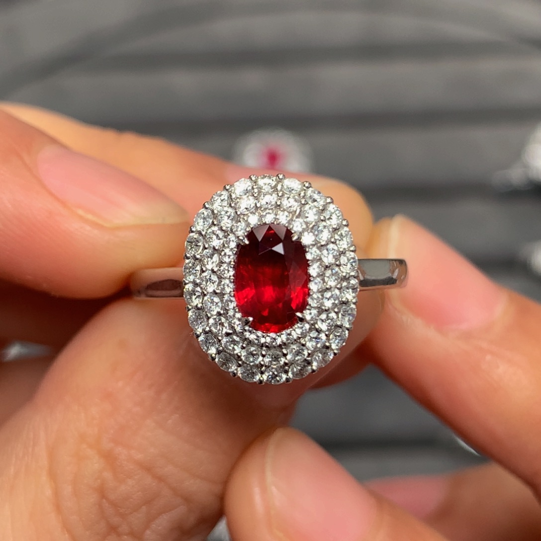 红宝石戒指18K金镶嵌