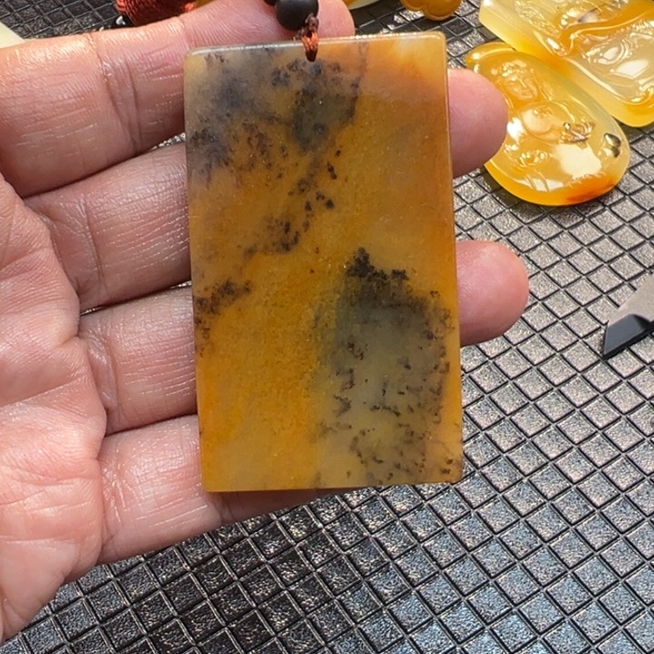 石英质玉（黄龙玉）颈饰未镶嵌