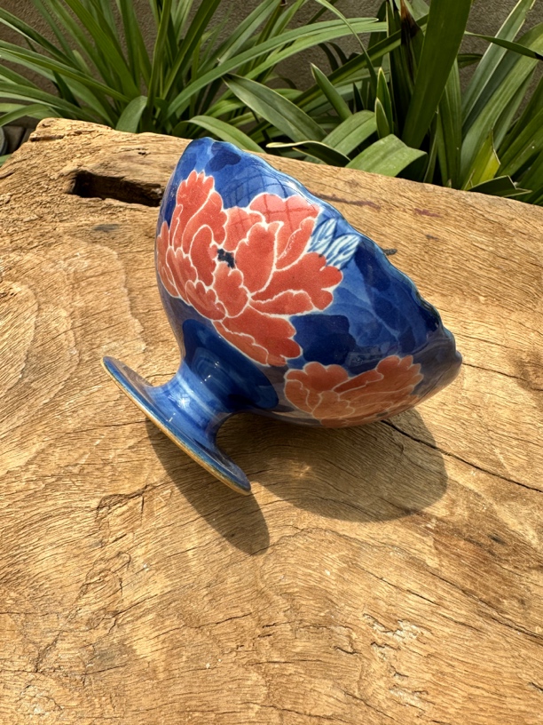 【近山古美】蓝底红牡丹甜品高足杯高温手绘釉下青花瓷