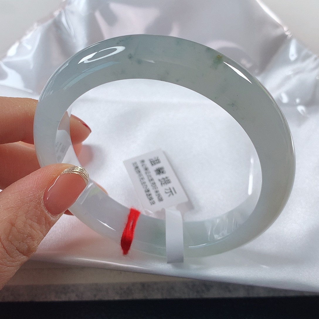 翡翠手镯未镶嵌馋****铺 正圈