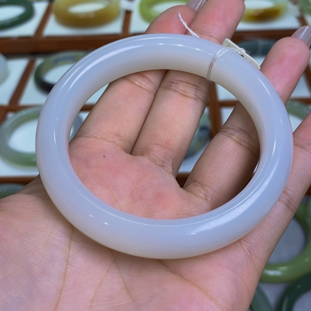 和田玉手镯未镶嵌新疆且末白56