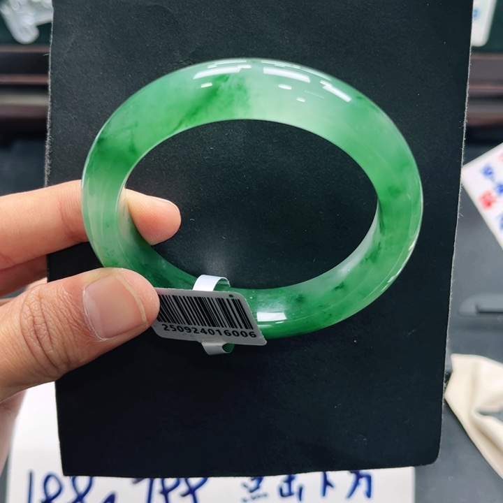 石英质玉（非洲翠）未镶嵌手镯