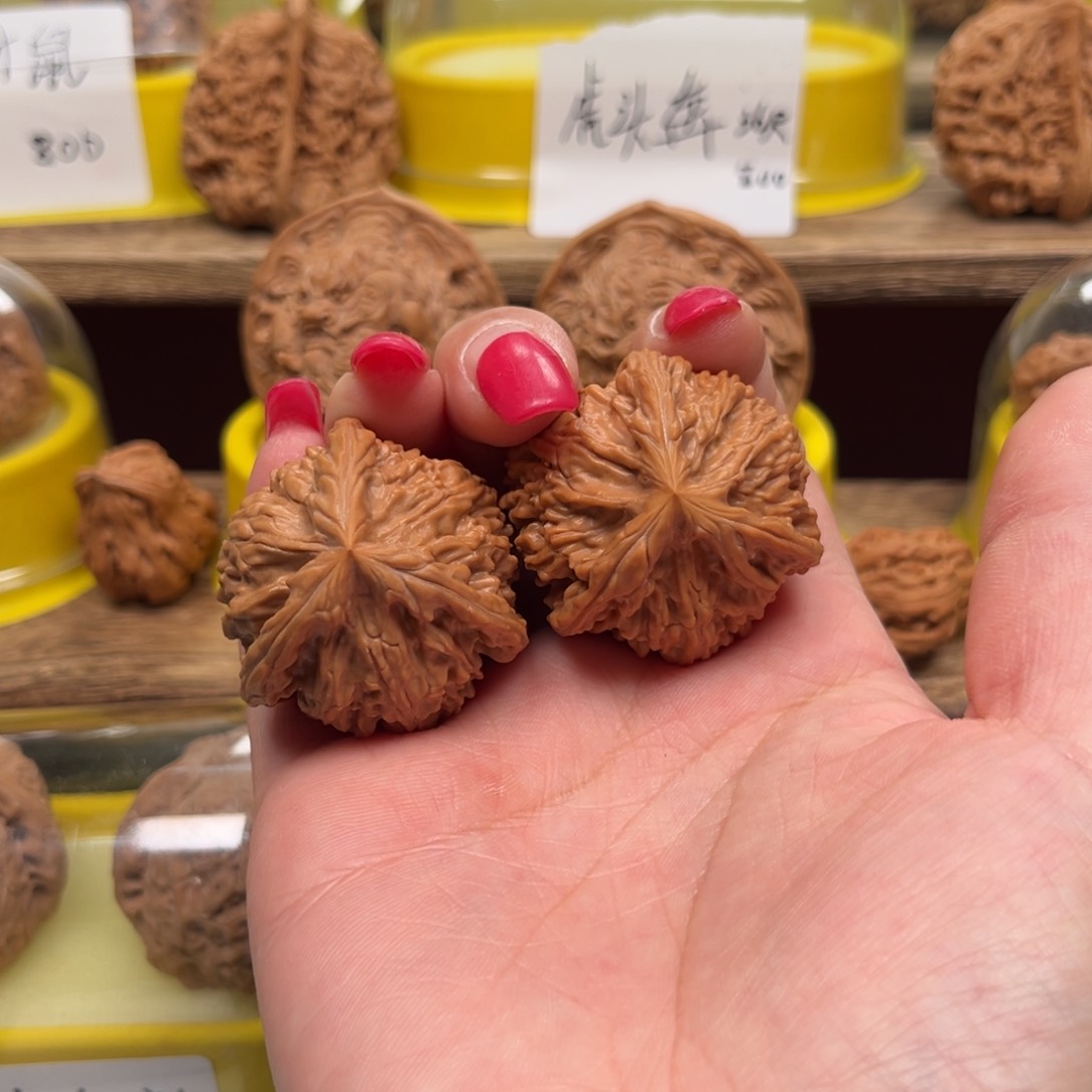 文玩核桃吊坠虎头奔