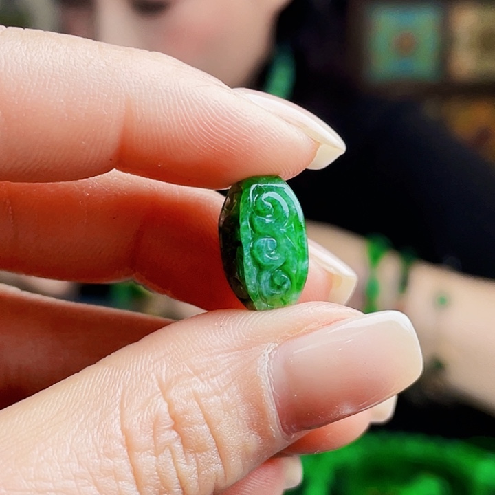 翡翠未镶嵌颈饰多样性