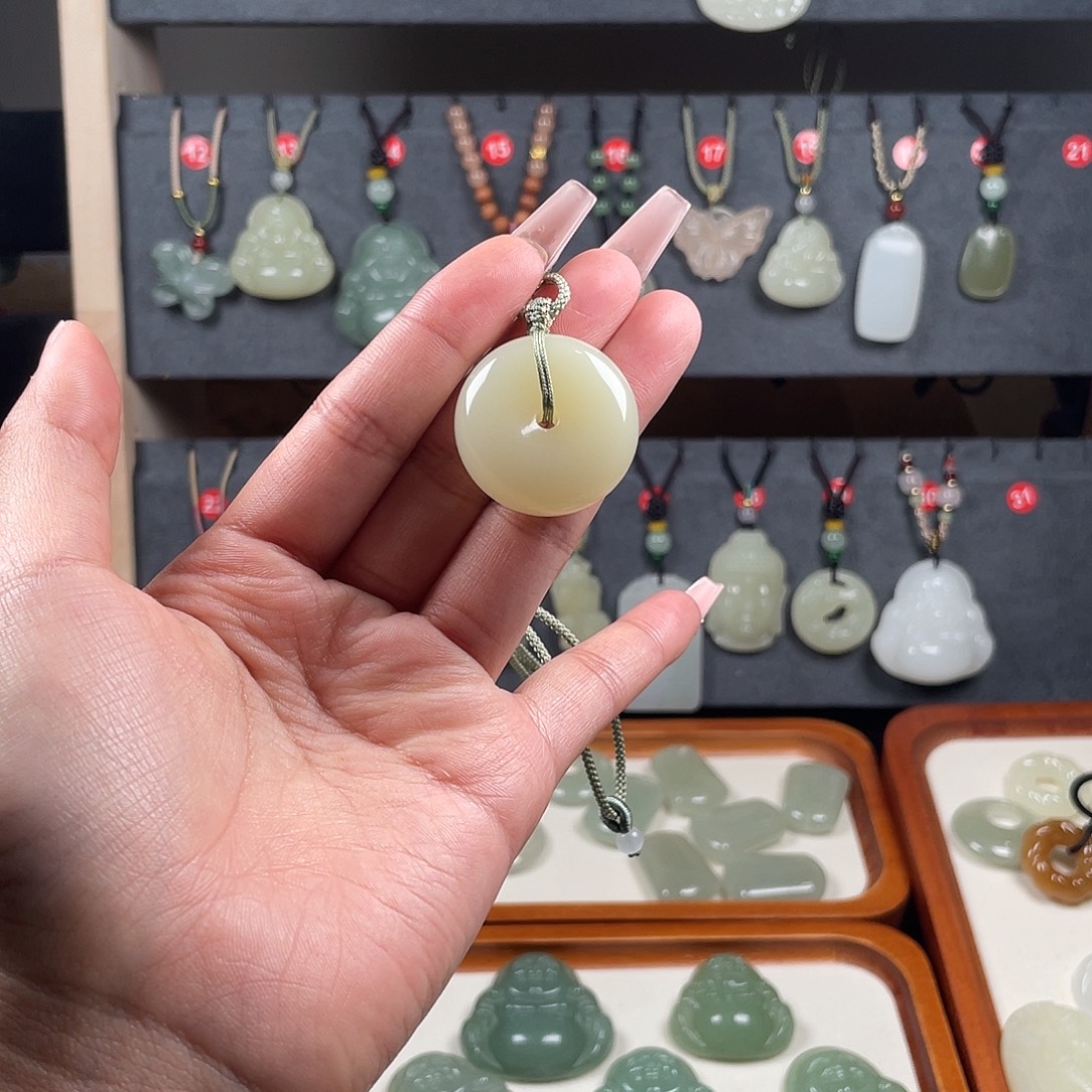 石英质玉未镶嵌颈饰