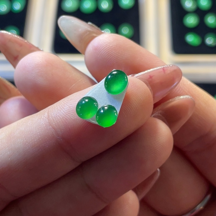 翡翠颈饰未镶嵌蛋面