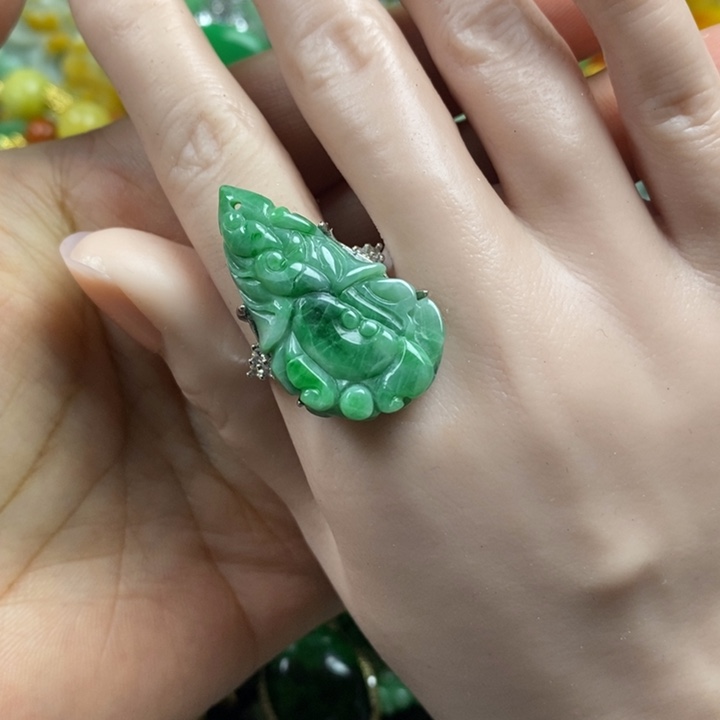 翡翠未镶嵌吊坠(赠链)