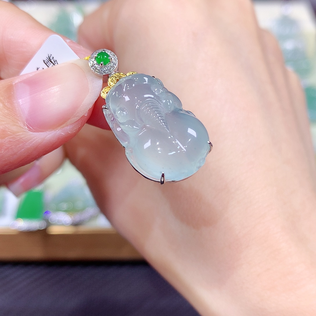 翡翠18K金镶嵌颈饰貔貅