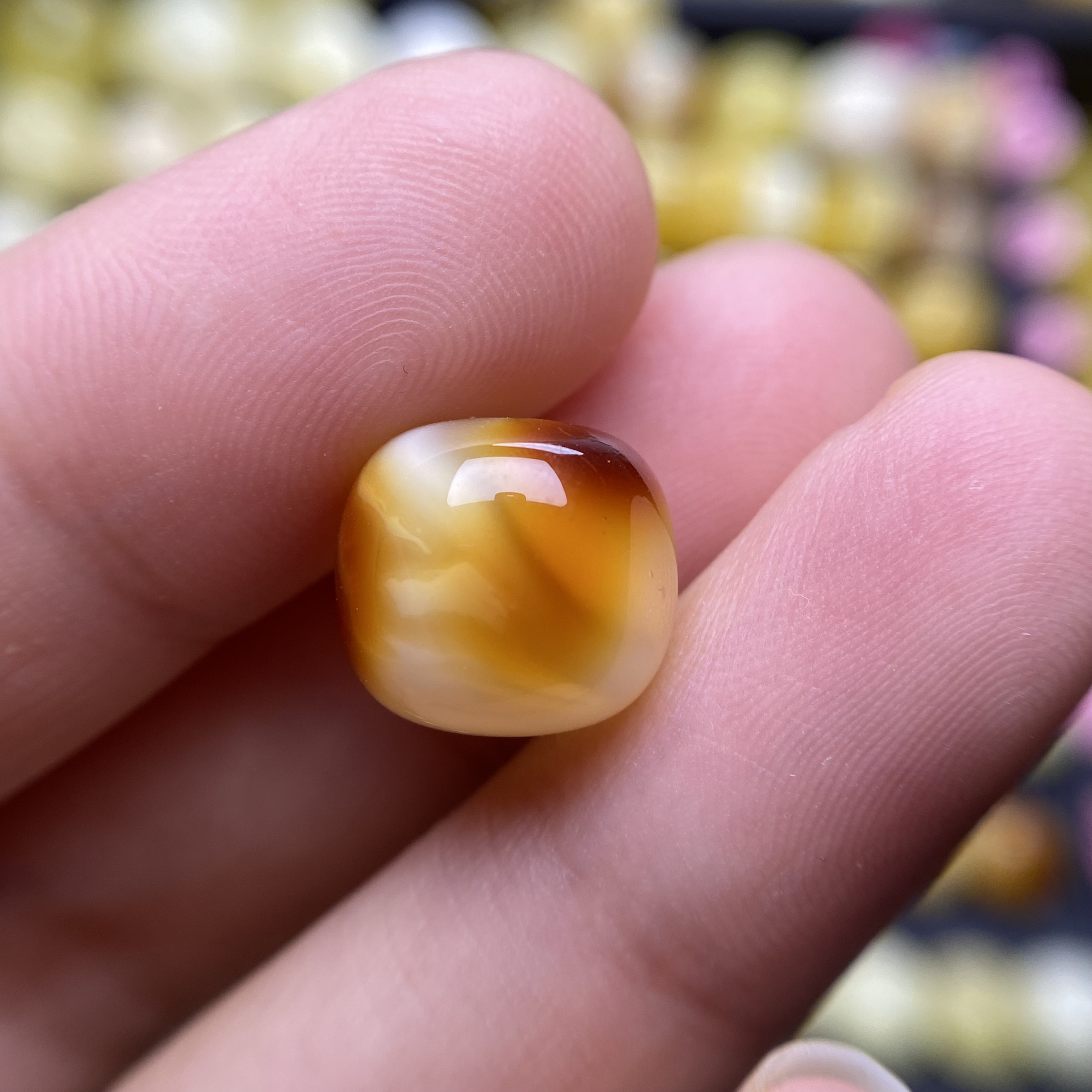 蜜蜡沁色金白老型配饰12.1×11.1mm，带点小金沙，无优化杂裂保天然